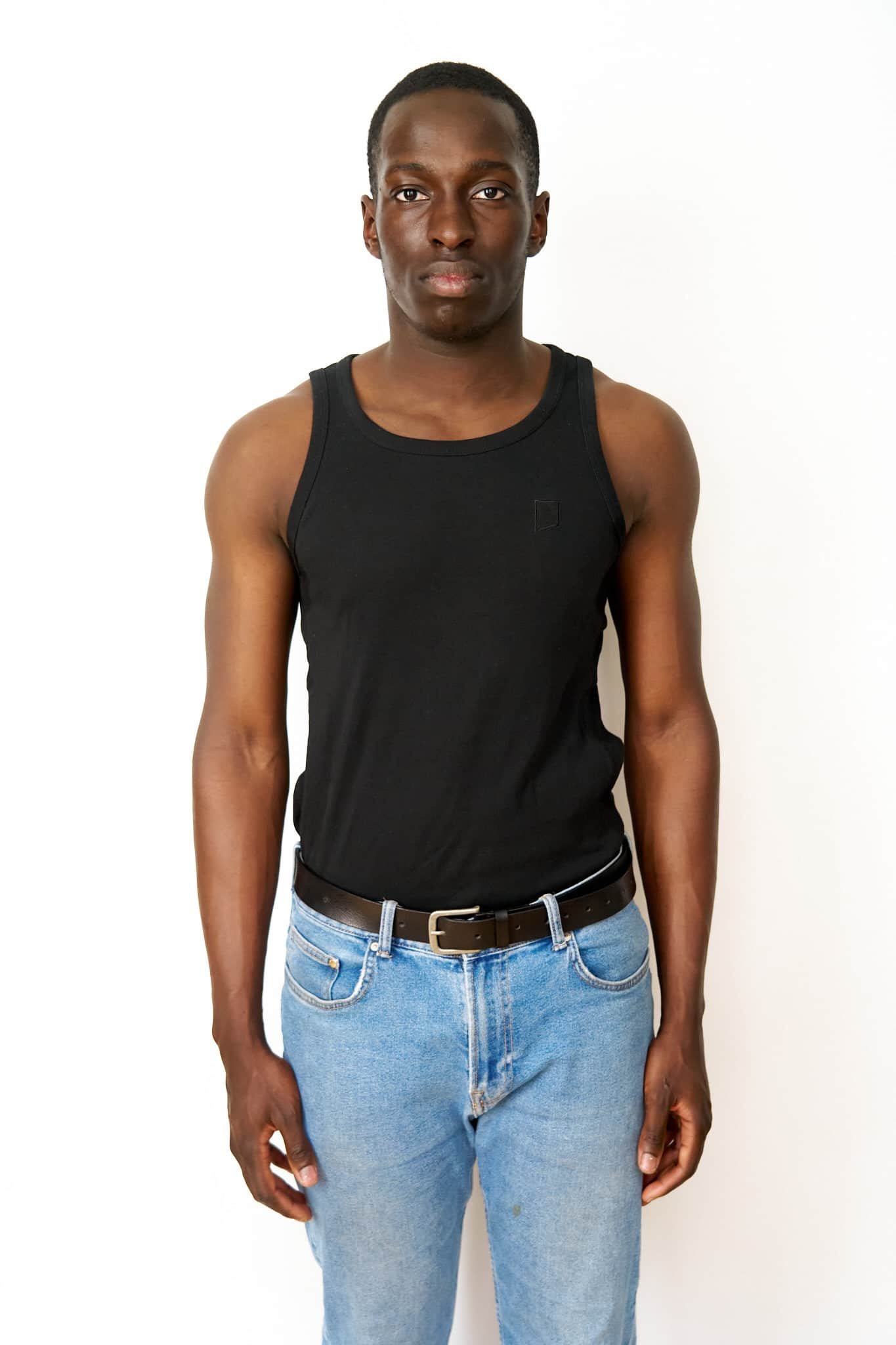 Pola ado – plein pied trois-quarts, posture naturelle