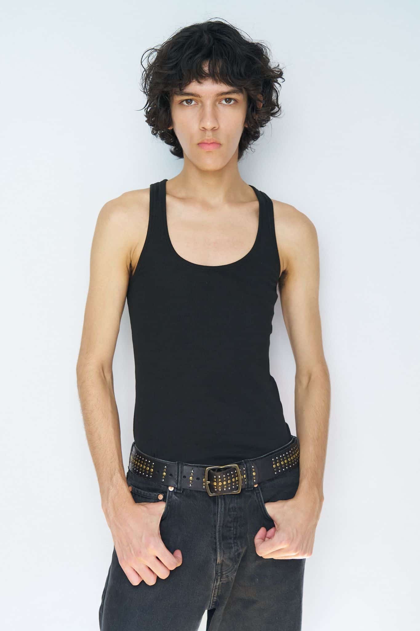 Pola enfant – plein pied face, jean et baskets sobres