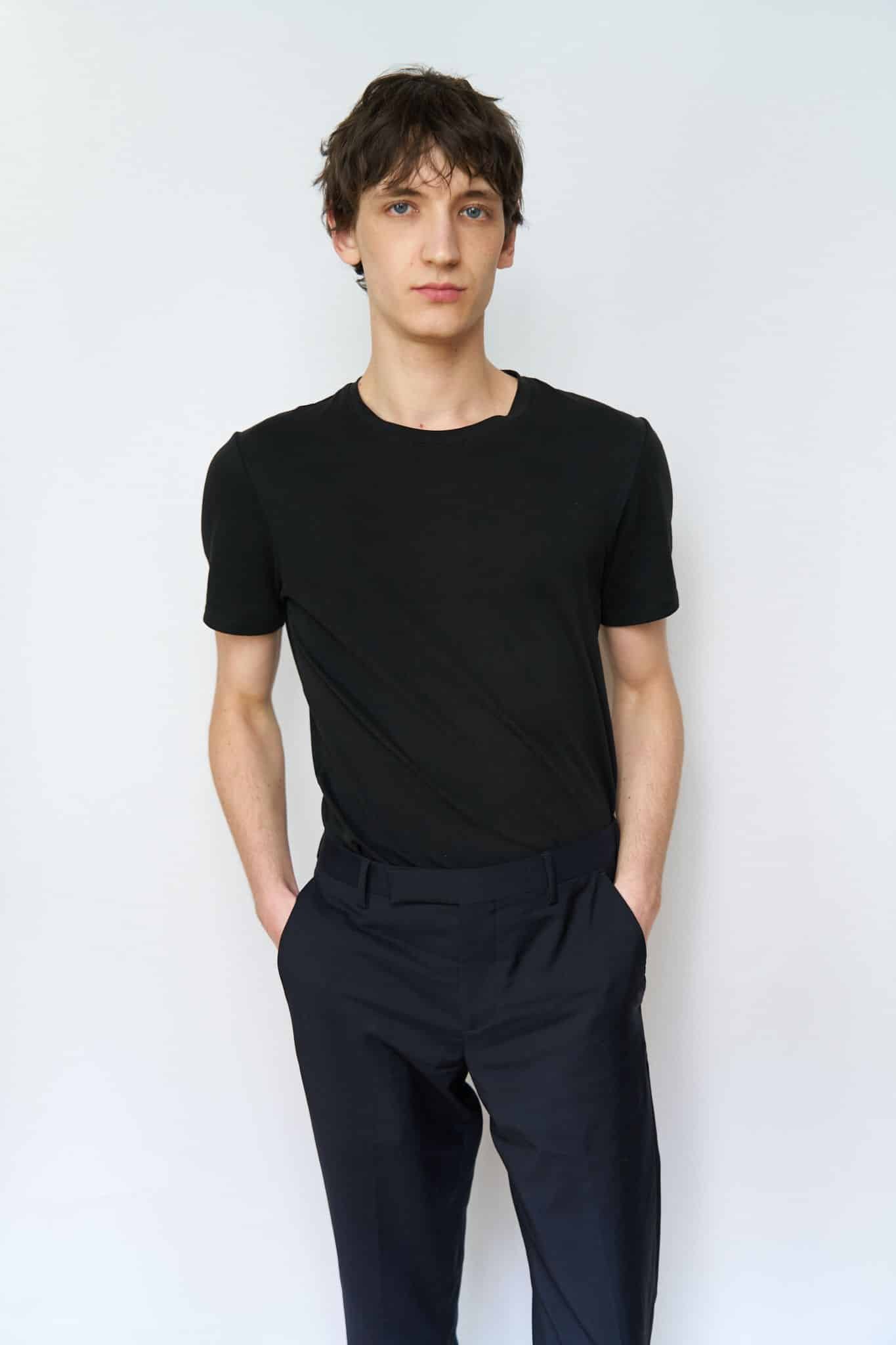 Pola mannequin ado – plan américain, t-shirt uni