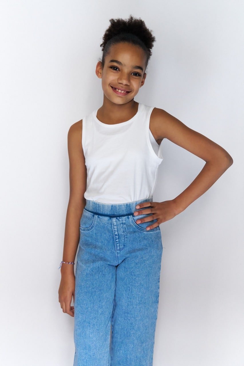 Pola enfant – portrait, léger sourire naturel