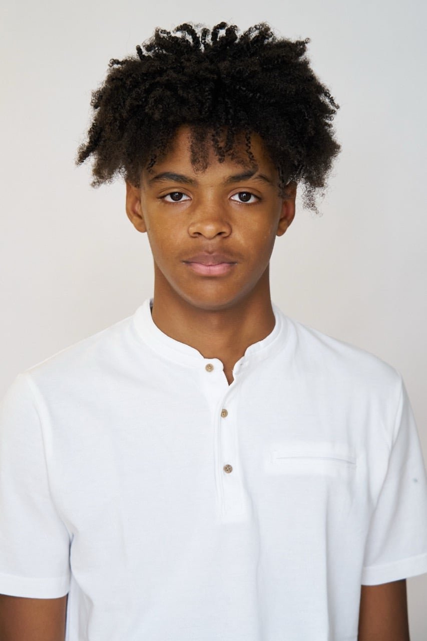 Pola mannequin enfant – portrait neutre, cheveux dégagés