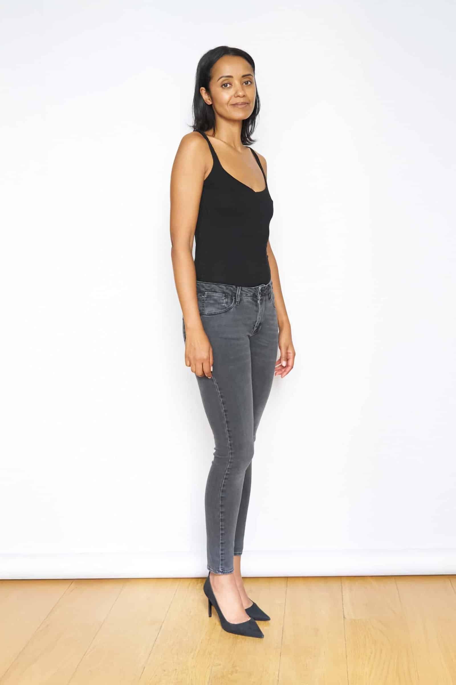 Pola senior – plan américain, tenue sobre