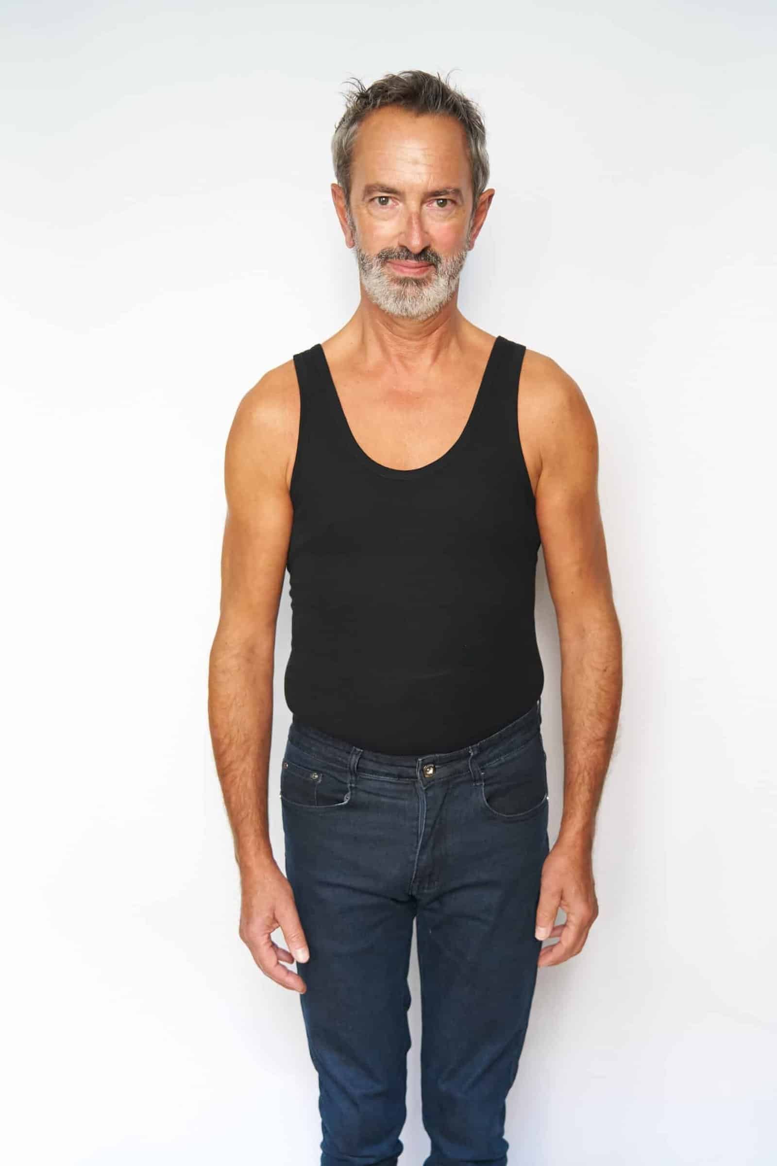 Pola mannequin senior – portrait neutre, fond clair